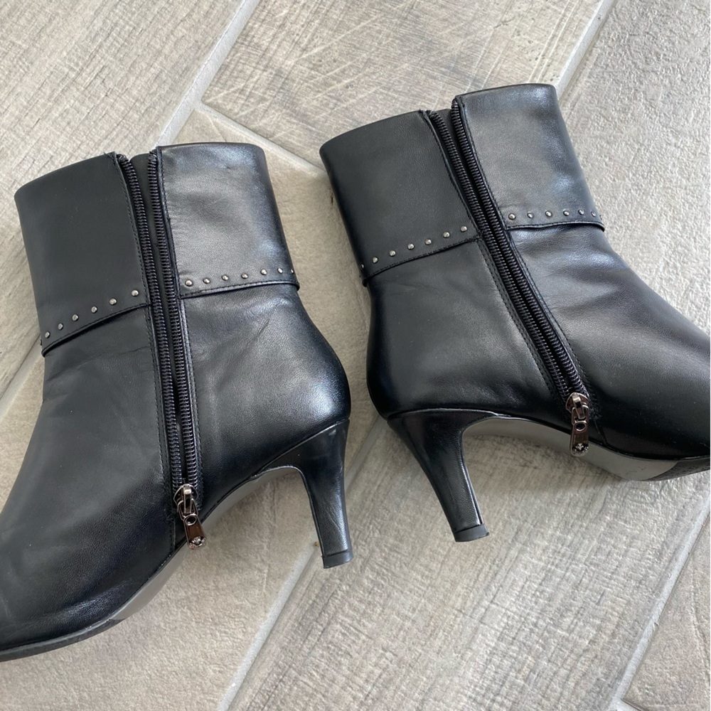Tahari Primer Black Leather Ankle Boot Heeled Studded Size 7.5 - Picture 5 of 12